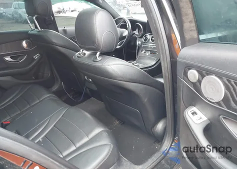 2015 Mercedes-Benz C 300 Sport 4Matic z USA, uszkodzony, nr VIN 55SWF4KB9FU071432